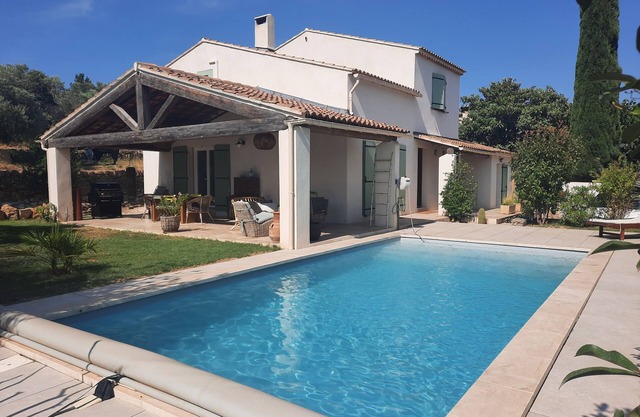 120 m2 house with swimming pool in the heart of Provence between Aix and Salon