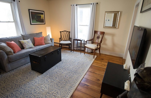 1200 pies cuadrados ♦ West End Townhouse ♦ Ubicación perfecta