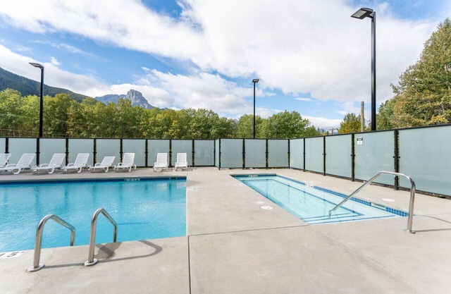 1200+ sq2 | 3 Br/2 Ba/7 Beds | Pool/Hot Tub/Firepit | Pool & Ping Pong Table