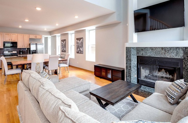 1220 PH - Luxury Penthouse: Private Patio, new furniture!