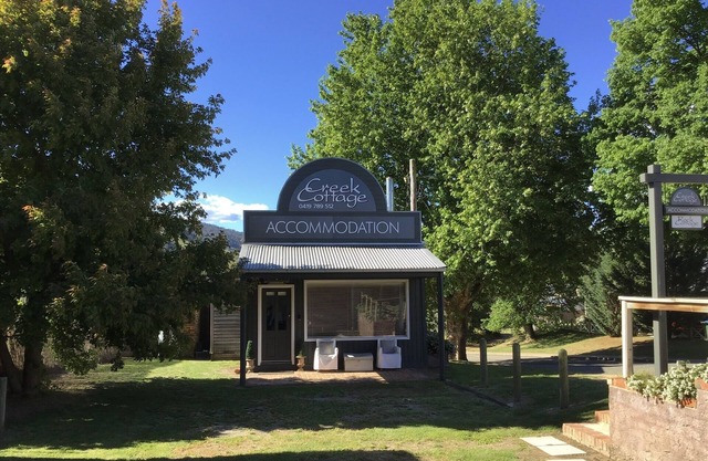 125 year old Boutique Cottage in heart of Omeo Valley