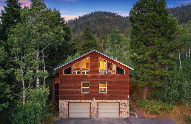 12MILES to Yellowstone-HotTub+EVCharger+HUGE!