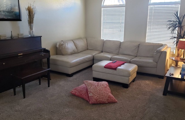 12mins fremont st.16mins to strip, w/ 86 inch TV, xbox, pool table & grill.