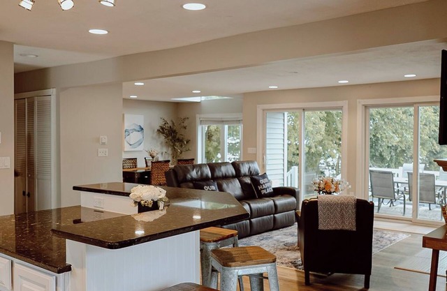 12ppl -4 bed/1 bonus room /2 bath/boat slip on the lake! Add boathouse for 16ppl