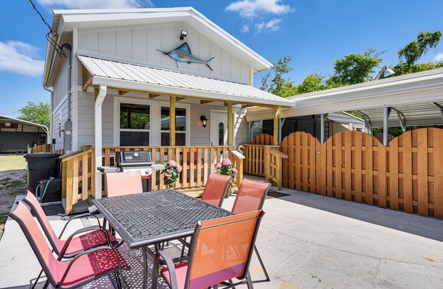 13 Mi to St Andrews State Park: Cabin w/ Patio!