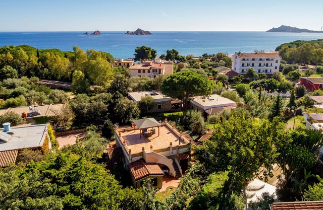 Villa de 130 m2. 100 metros del mar con jardin