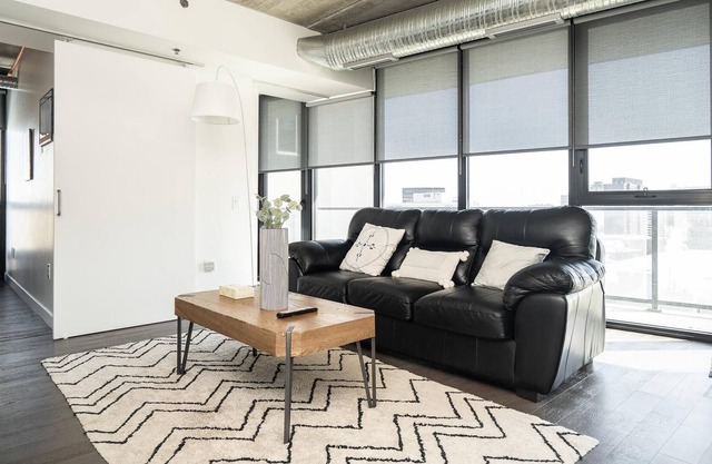 (1304)Downtown Glasshouse Radiant 2BR 1BATH + Fast WiFi (311)
