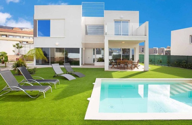 132 VILLA OASIS PARAISO. PISCINA CLIMATIZADA by SUNKEYRENTS
