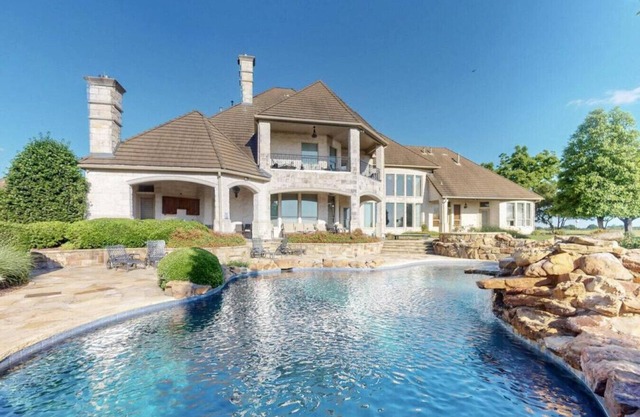 Spacious 4.5-Acre Estate Near Dallas w/ Pool, Spa, Theater, Gym & Guest House