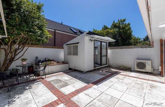 14 Minutes to the ferry! Five bedrooms with a yard, an office room, and more!