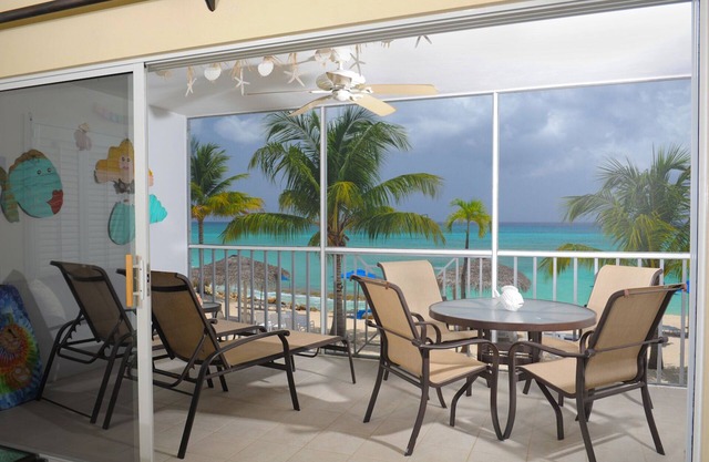 Espectacular frente al mar en Pristine 7 Mile Beach Discovery Point Club # 14