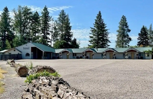 #14 ONE KING BED in delightful Columbia Falls with WiFi, AC 20 miles from GNP