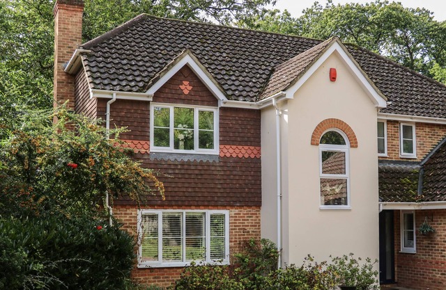 14 QUEEN VICTORIA COURT, family friendly in Farnborough