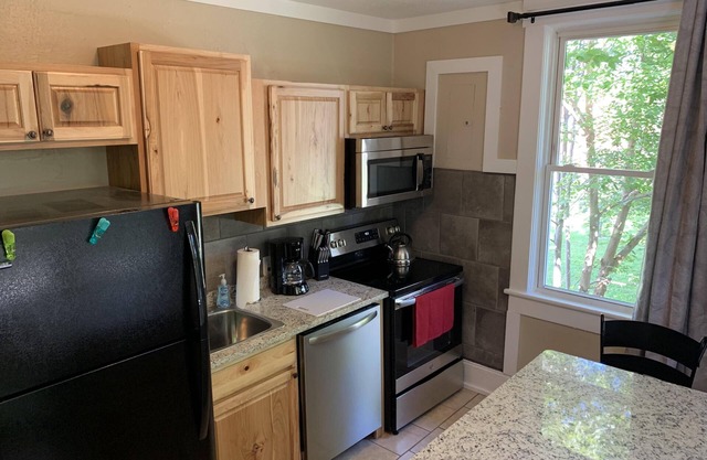 Echa un vistazo a nuestro apartamento en el centro de Canton restaurantes 20 min Asheville, WiFi gratis