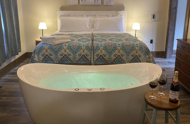 144 Our apartment in Canton restaurants 20 min Asheville, WiFi, Whirlpool Tub