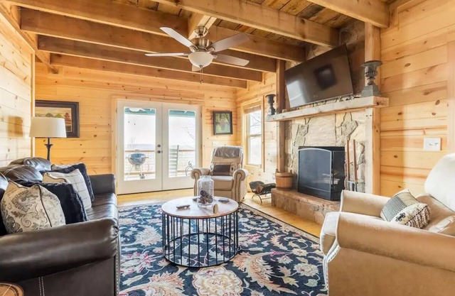Spring Sale+BrowView+2 KingSuites+HotTub+Small Pet+Firepit