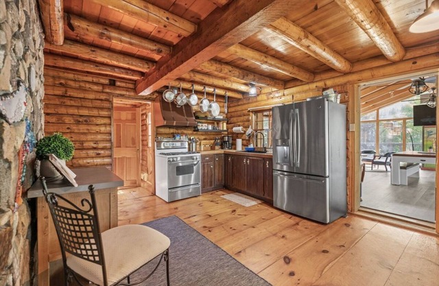 14ft HOT TUB SPA,SLEEPS 10, SAUNA, POOL/FOOSBALL/GAMES