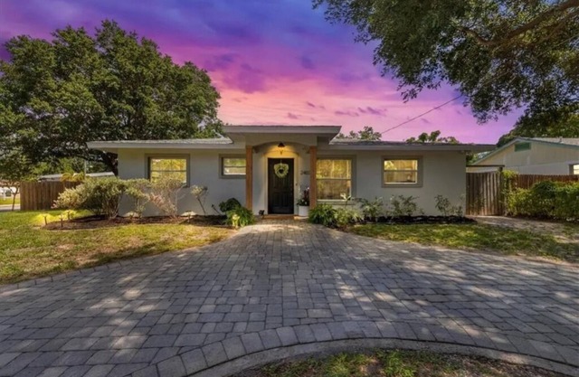 15-20 min. drive to beach, cheerful home w/ free parking in A+ area