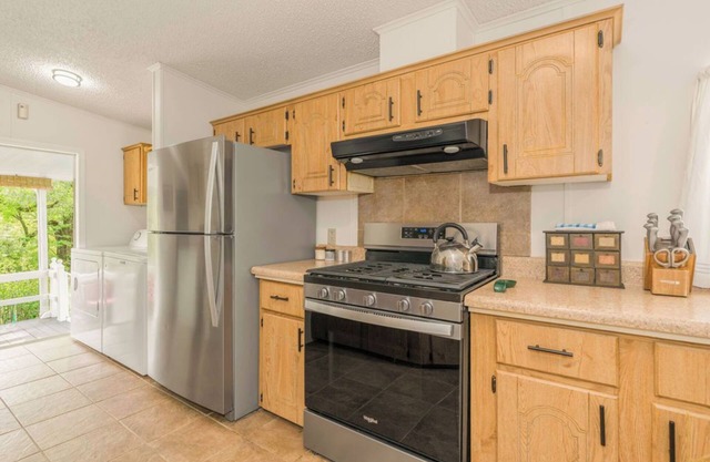 15 acres, hot tub, pond, creek, pet friendly!