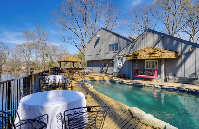 Stunning Southaven Estate: Pool & Spacious Deck!