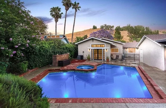 Private serene retreat with pool in Los Angeles near Burbank and all studios!!