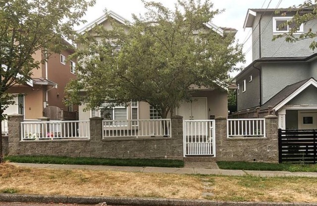 15 mins to Downtown, 2 Bedroom Private and convenient near Skytrain.