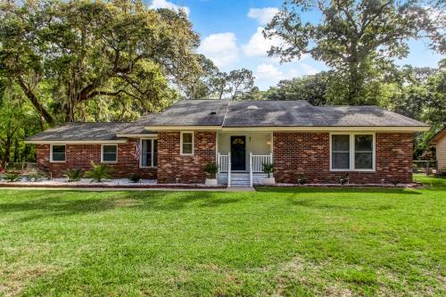 15 Mins to Tybee&Downtown! Fenced Yard & Firepit