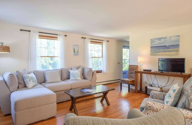 # 632: Cottage encantador y actualizado en Heart of South Chatham! 1/2 milla al océano!