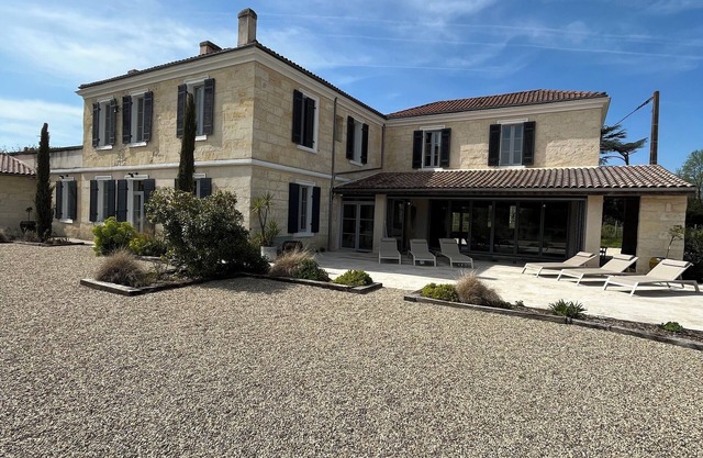 15 minutes from Bordeaux! Privatization of an 18th century wine estate