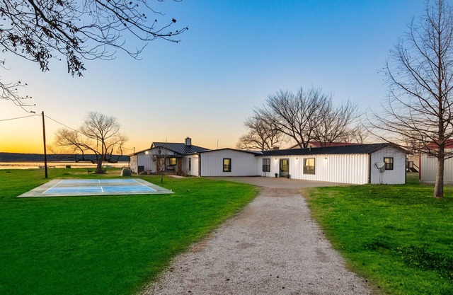15 minutes from Rocker B! Luxury Waterfront PK Home - Pickle Ball Court!