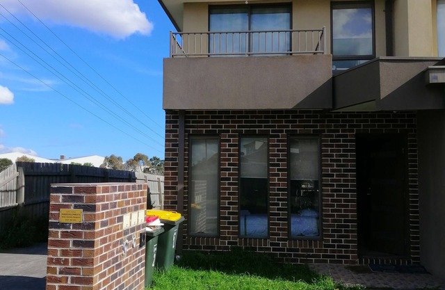 15 minutes to Airport Style Home