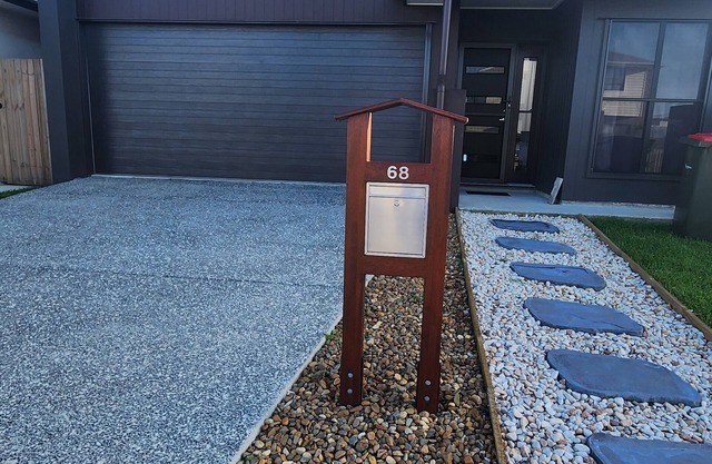 15 minutes to Australia Zoo. Close to the beaches Central location.