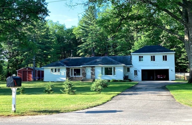 15 mls from GLEF, 3 Bdrm home, huge yard, hot tub, camper hookup available!