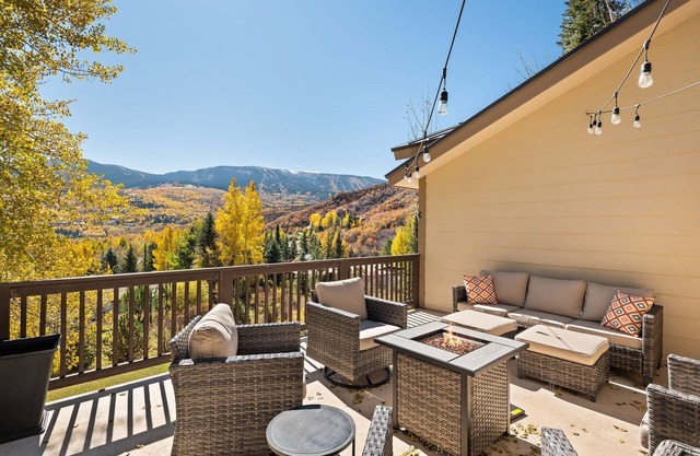 Recién renovado Snowmass Home. Hermoso retiro que ofrece jacuzzi privado, sauna, balcón, vistas.