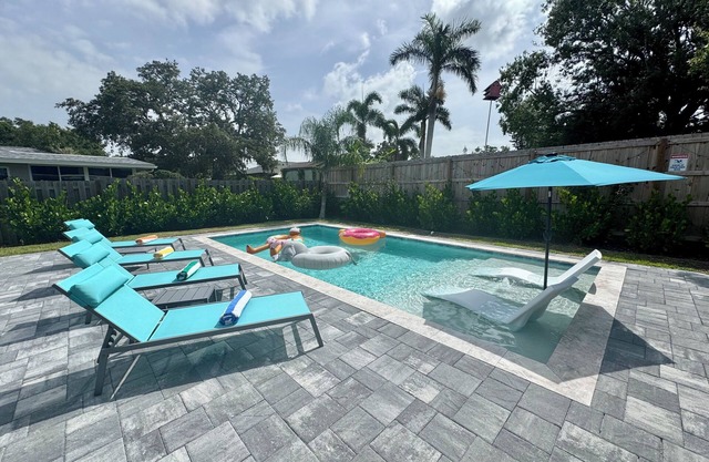 15% off in August - SANDY FEET - family-friendly, pool, basketball & foosball