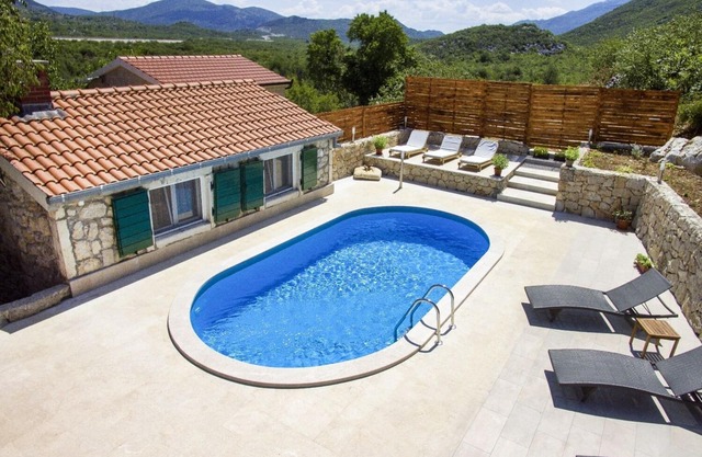 [Primer minuto%] Encantadora casa de piedra con piscina