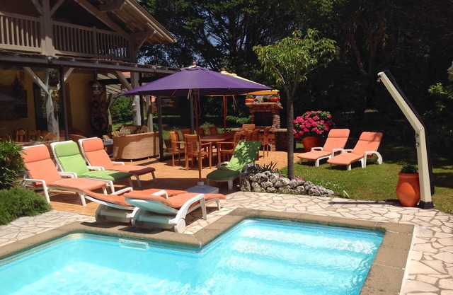 150 m de la playa, villa muy agradable con piscina privada climatizada