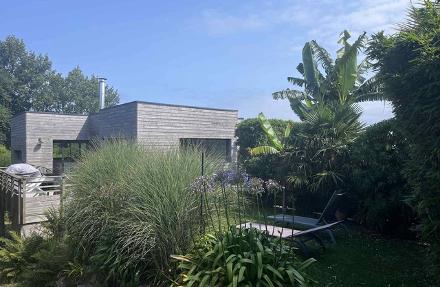 150 m² wooden family house with 3 terraces, close to the sea and surf spots!