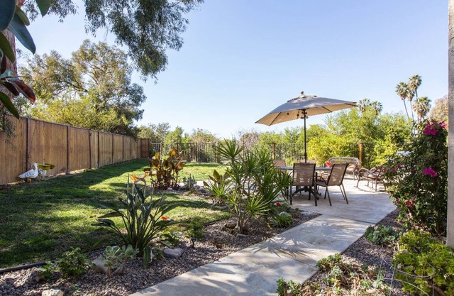 ★ Breezy, Sunny, Private Hilltop + Dog Friendly ★