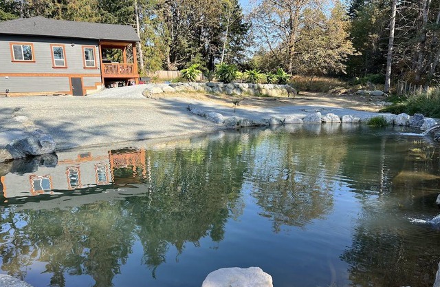 1500 sq ft Deluxe suite with swimming pond. Minutes to Shawnigan Lake