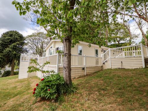 155 Woodland Hall Lyons