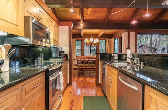 #156 Tahoe Tavern - 10 Minutes to Palisades Tahoe & Walk to Town!
