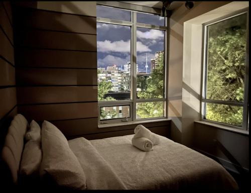 1560 sqft Elegant Condo at Downtown Hi-End Shopping & Dining Area - CN Tower View, Bidet, LockBox