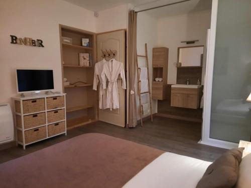 15min de la Cité de Carcassonne dans petit village, chambre au calme, petit-déjeuner, jacuzzi en supplément