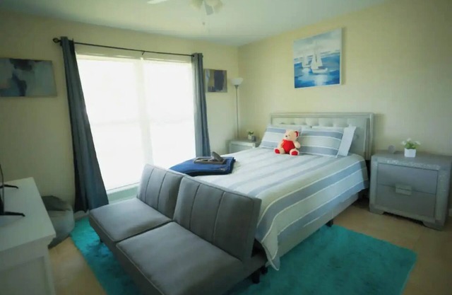 15Min from FLL airport/ with 8ft pool & NEW Jacuzzi Hot Tub