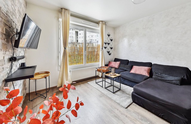 15min from La Défense and 25min from Paris