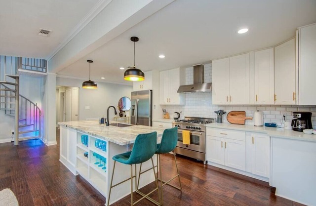15min>Shop/Dine/NRG | Luxe Pool Oasis| Designer Home