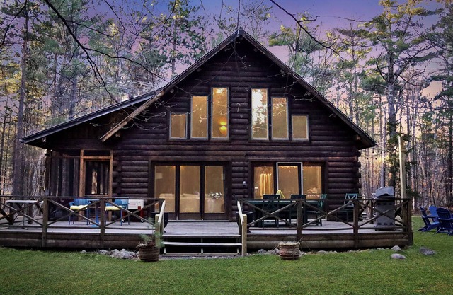 15min to Lake Placid - Log Cabin w/ Hot Tub