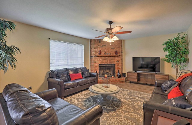 16 Mi to Dtwn Dallas: Spacious Home w/ Yard!