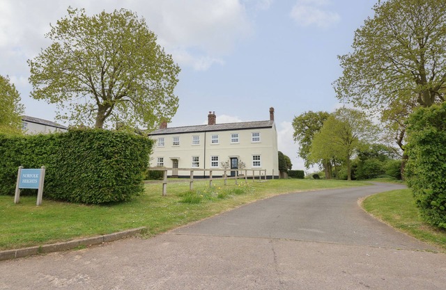 16 NORFOLK HEIGHTS, romantic, character holiday cottage in Docking
